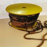 1м Пайетки фигурные на коричневой нитке в катушке (уп) 